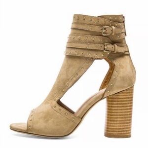 NWOT RAYE TAN STUDDED LEATHER STACKED HEEL.